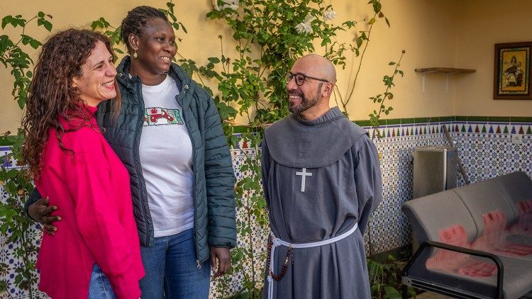 La senegalesa Awa Seck mantiene un estrecho contacto con Mayte Sos y con los franciscanos de Cruz Blanca. Ellos la acogieron cuando llegó a Algeciras desde Mauritania. (Giovanni Culmone/GSF)