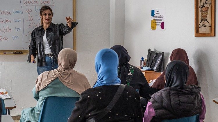 Cursos de español impartidos en lengua árabe se multiplican en la ciudad de Ceuta. Organizaciones de la Iglesia Católica los coordinan y ofrecen su infraestructura para el desarrollo de estos programas. (Giovanni Culmone/GSF)