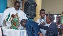 Treze (13) idosos do projecto Santa Bakhita recebem o baptismo na Paróquia São José da Munhava (beira, Moçambique)