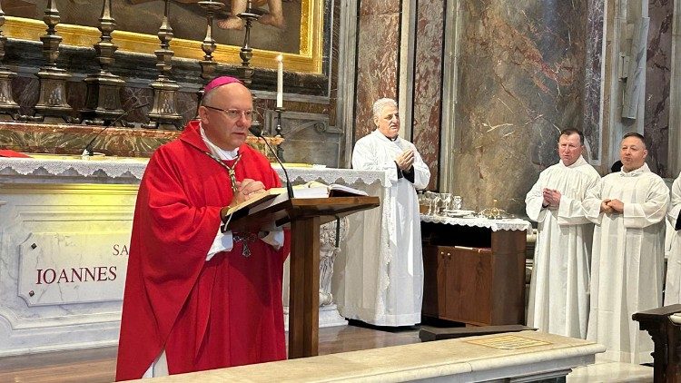 Abp Henryk Jagodziński odprawia Mszę św. przy grobie św. Jana Pawła II (ks. Paweł Rytel-Andrianik)