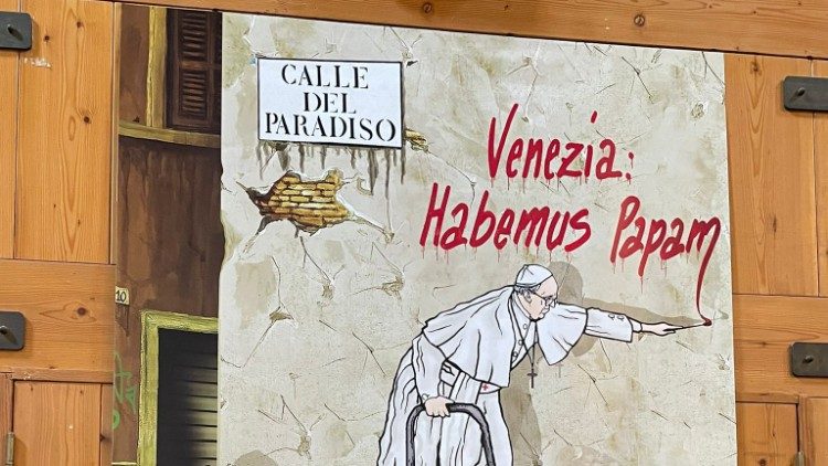 
                    “Habemus Papam”: exposição de artista urbano dedicada a Francisco é aberta em Veneza
                