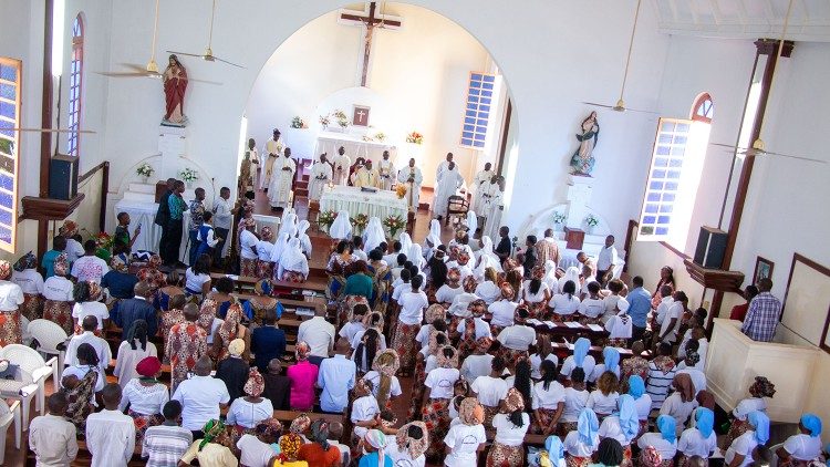 Celebração da Eucaristia na Catedral de Pemba (Moçambique)