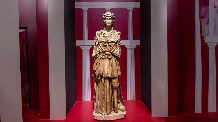 Athena Parthenos, scultura in marmo pentelico (torso), testa in gesso copia da originale (Museo del Louvre), II sec. d.C., MAN Museo Archeologico Nazionale 