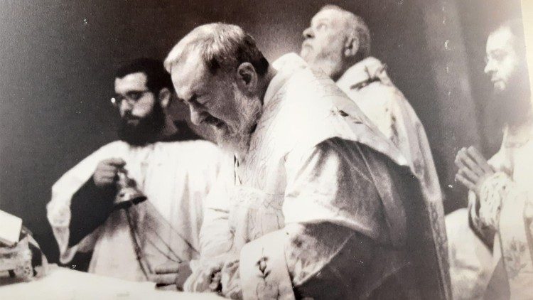Padre Pio durante una celebrazione