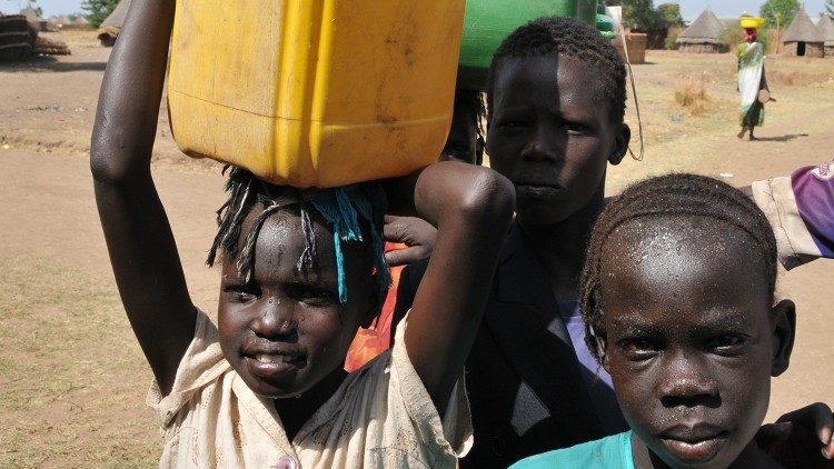 Niños etíopes con bidones de aguas