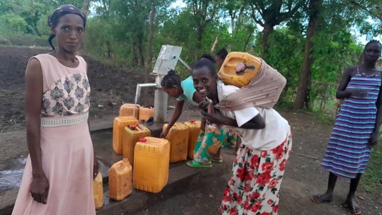 Spesso sono le donne, in Etiopia, incaricate di raccogliere l'acqua in taniche che poi trasportano per chilometri