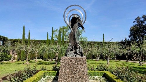La estatua de la Virgen de Fátima en los Jardines Vaticanos