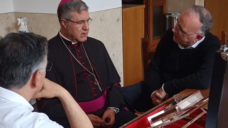 L'arcivescovo Lorefice consegna la reliquia di don Puglisi
