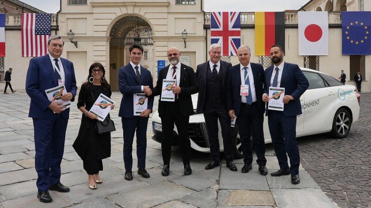 La delegazione che ha consegnato il documento dei giovani al G7 Ambiente