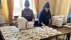 Wolontariusze dowożą posiłki do ludzi starszych i chorych
