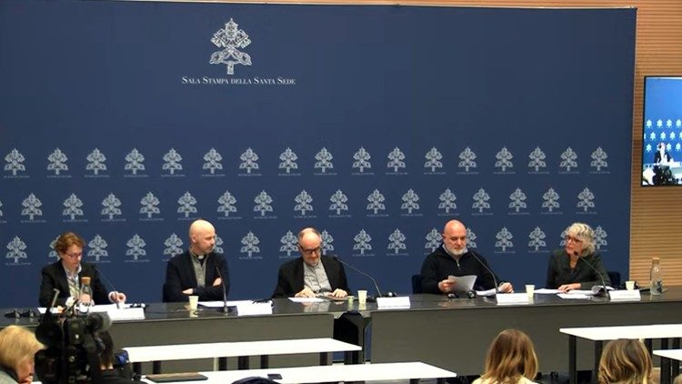 Relatori alla conferenza stampa in Sala Stampa vaticana