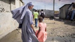 Suor Paësie, religiosa che assiste i minori nelle baraccopoli di Haiti