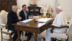 O presidente de Comunhão e Libertação, Davide Prosperi, e o bispo Filippo Santoro em audiência com o Papa em 15 de janeiro passado