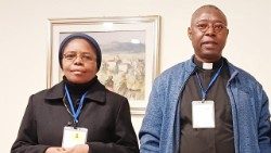 Le père Rigobert Kyungu, SJ et la soeur Rita Yamba, Fsp, respectivement président et vice-présidente de la Conférence des supérieur(e)s majeur(e)s (Cosuma) de la République Démocratique du Congo (RDC); à Rome, le 1er février 2024, à l'occasion du lancement du jubilé de la Vie consacrée.