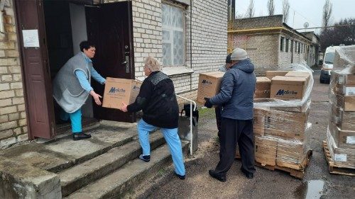 Costretti a scegliere tra le medicine e il cibo, gli ucraini a quasi due anni di guerra
