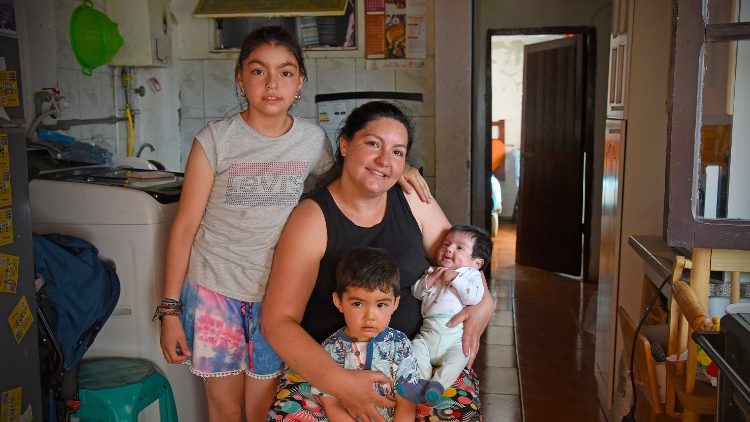 Un ex detenuta aiutata dalla Fondazione di suor Nelly, con i figli