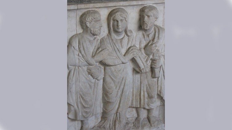 La defunta raffigurata tiene in mano una pergamena ed è affiancata da “apostoli” in atteggiamento di rispetto. 350 d.C. (Foto © Musei Vaticani: Museo Pio Cristiano, inv. 31512. Tutti i diritti riservati.)