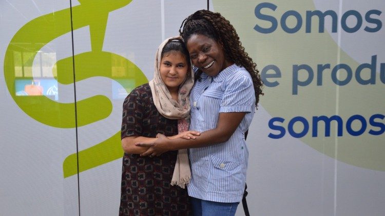 Irmã Rosa com uma jovem refugiada afgã  no Brasil
