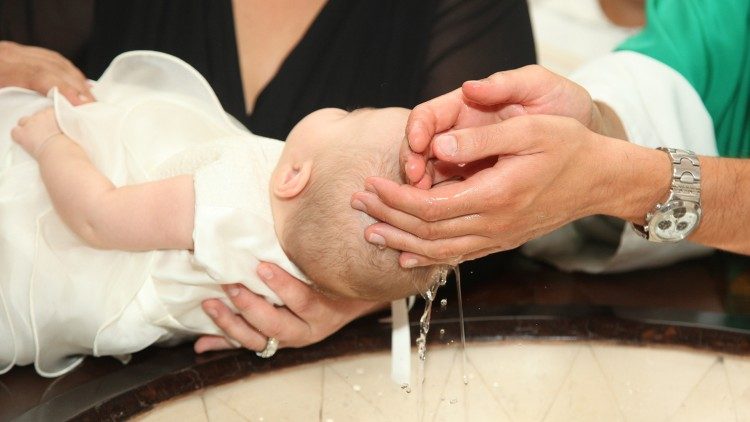 Un prêtre baptisant un enfant. 