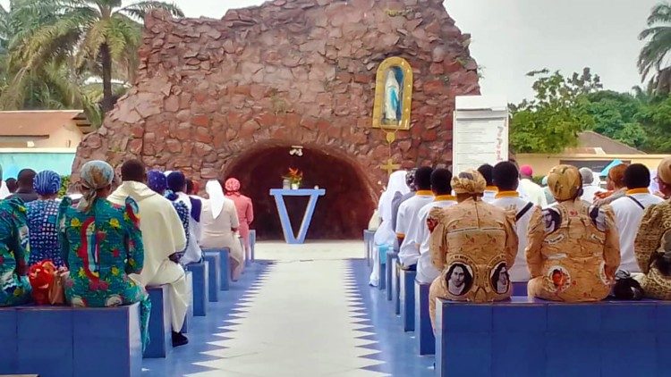Les personnes consacrées de Kinshasa, en prière devant la grotte de la Cathédrale Notre Dame du Congo, à l’occasion de la célébration de la Journée de la Vie Consacrée, le 2 février 2024
