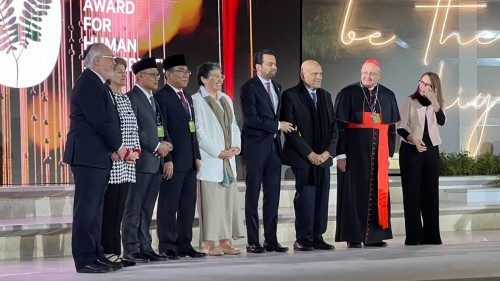 Tutti i vincitori del Premio Zayed 2024 con la giuria, nel corso della cerimonia di premiazione al Founder's Memorial di Abu Dhabi