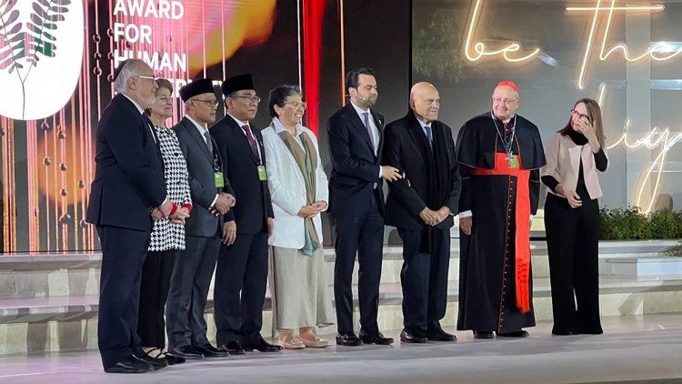 「人類友愛のためのザイード賞」の授与式で受賞者と関係者ら　2024年2月5日　アラブ首長国連邦・アブダビ