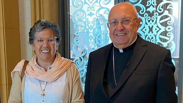 El cardenal Leonardo Sandri compartió personalmente con la religiosa chilena galardonada, Nelly León, de la Fundación Mujer Levántate.