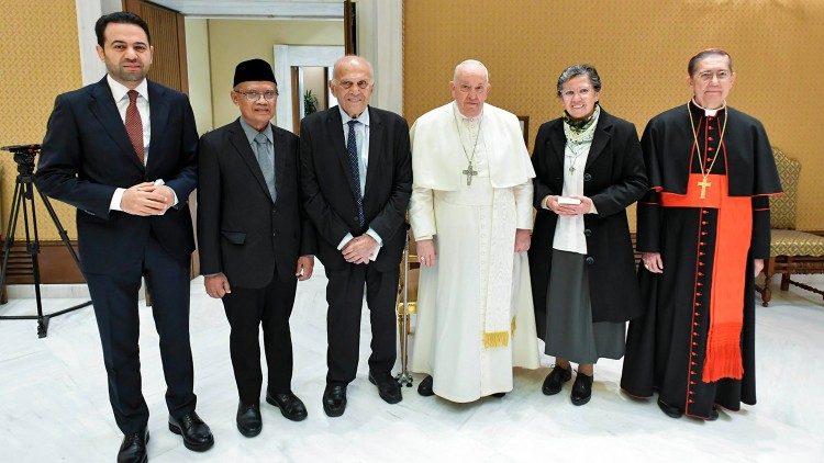 L'incontro di Papa Francesco con i vincitori del Premio Zayed 2024 in Vaticano. Con loro il giudice Abdelsalam (a sinistra) e il cardinale Miguel Ángel Ayuso Guixot, a destra