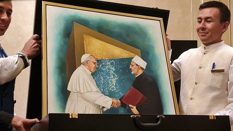 Un quadro che riproduce la stretta di mano tra Papa Francesco e il Grande Imam di Al-Azhar Ahmed Al-Tayyeb, il 4 febbraio 2019 ad Abu Dhabi, dopo la firma congiunta del Documento sulla Fratellanza Umana