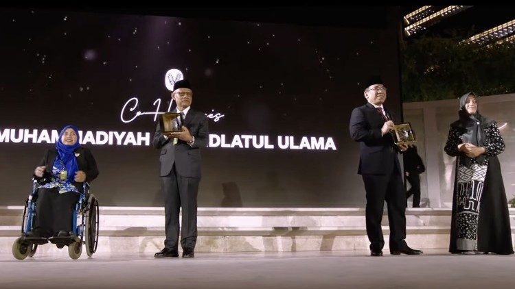 La premiazione delle due maggiori organizzazioni islamiche indonesiane, Nahdlatul Ulama e Muhammadiyah