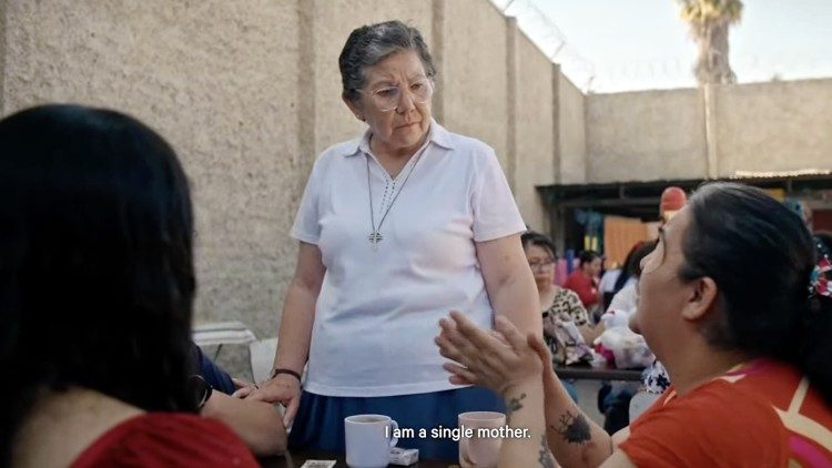 Suor Nelly Leon Correa nel video di presentazione, con alcune detenute del carcere femminile di Santiago del Cile