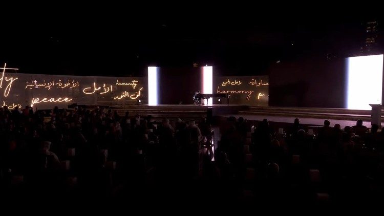 La cerimonia della consegna del Premio Zayed 2024, nel Founder's Memorial di Abu Dhabi, si è aperta con un pianoforte