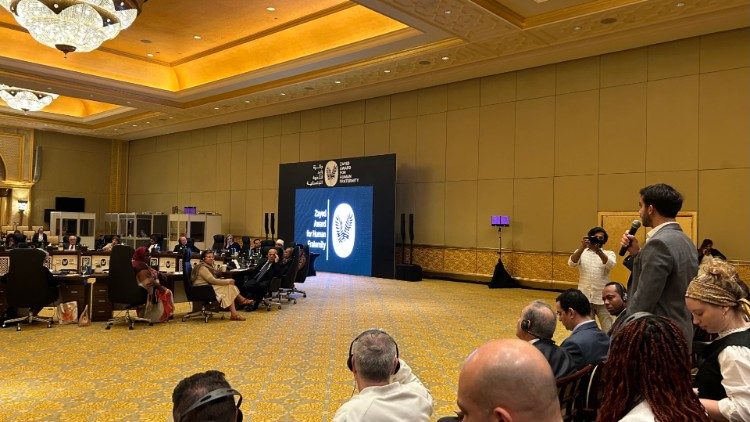Shaddy (in piedi a destra col microfono) interviene alla tavola rotonda del Premio Zayed per la Fratellanza Umana