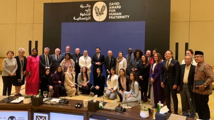 Il gruppo dei partecipanti alla tavola rotonda co tutto lo staff del Premio Zayed per la Fratellanza Umana