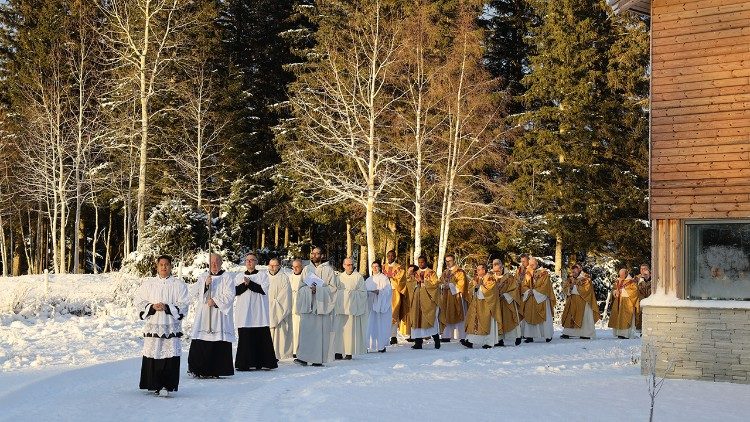 Die Einweihung der neuen Kirche im norwegischen Winter