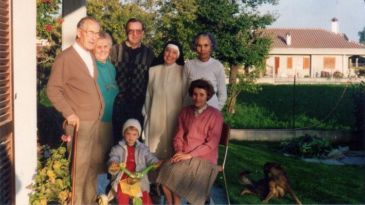 Suor Cornelia Caraglio in una foto d'epoca con alcuni parenti