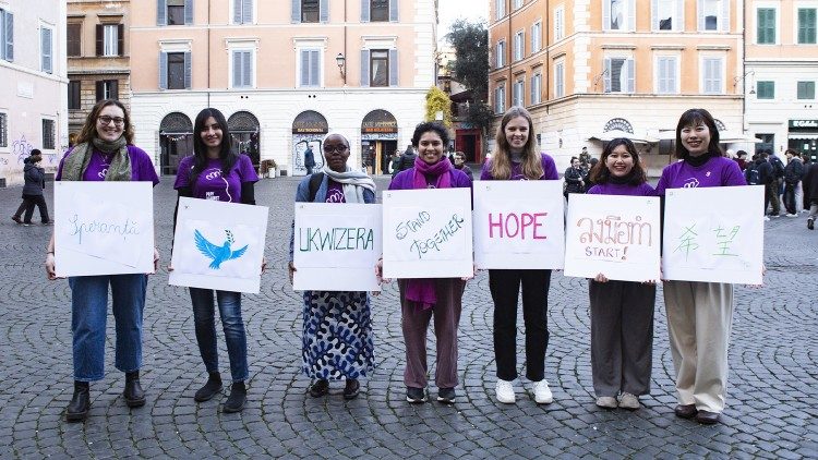 Молодь з різних частин світу, що бере в Римі участь у заходах з наголи Дня молитви