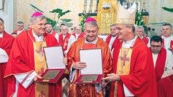 Biskupi Mrzljak i Košić s nadbiskupom Draženom Kutlešom u krašićkoj župnoj crkvi