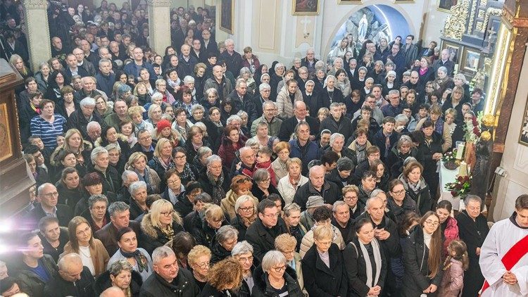 Vjerničko mnoštvo u Krašiću na proslavi 25. obljetnice biskupskog ređenja mons. Josipa Mrzljaka i mons. Vlade Košića (Foto: Stjepan Vego)