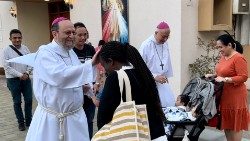 Monsignor Paolo Martinelli (a sinistra), benedice i fedeli sul sagrato della cattedrale di St Joseph ad Abu Dhabi. Con lui anche il vicario emerito monsignor Paul Hinder