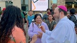Bp Paolo Martinelli błogosławiący wiernych w Abu Zabi