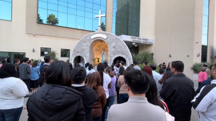 Abu Dhabi: fedeli in fila davanti alla riproduzione della Grotta di Lourdes
