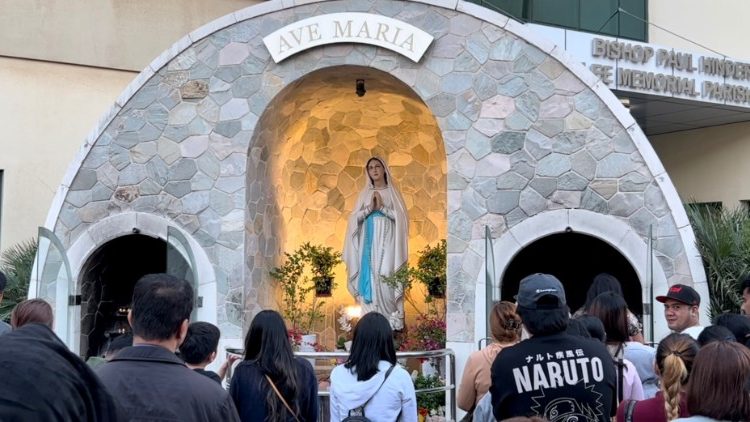 La riproduzione della Grotta di Massabielle con la statua di Santa Maria Vergine Immacolata di Lourdes, nel cortile della cattedrale di Abu Dhabi