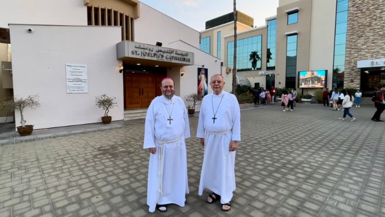 Monsingor Paolo Martinelli (a sinistra), vicario apostolico dell'Arabia del Sud, e monsignor Paul Hinder, vicario emerito, ci accolgono sul sagrato della cattedrale, visitata il 5 febbraio 2019 da Papa Francesco
