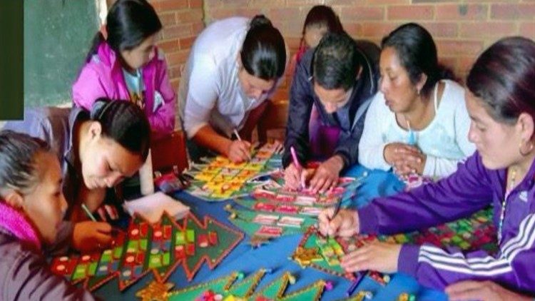 सामुदायिक प्रबंधन कार्यक्रम: "जो एक महिला को शिक्षित करता है वह एक परिवार को शिक्षित करता है"