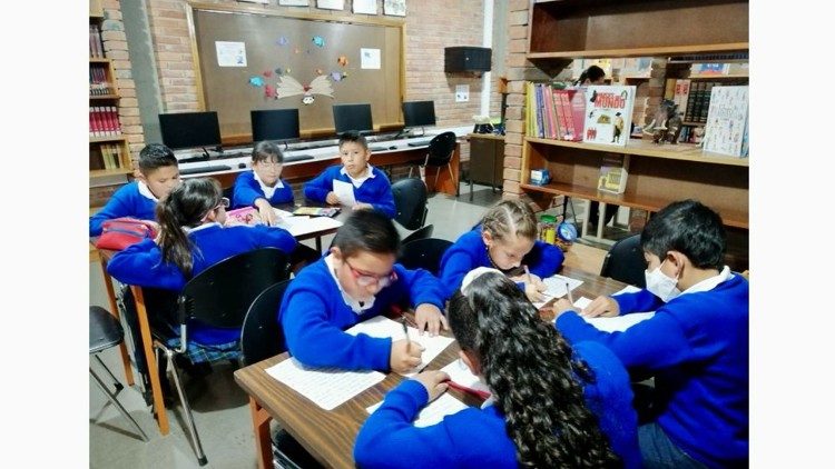 Los niños del Colegio FISDECO escriben sus cartas al Papa Francisco