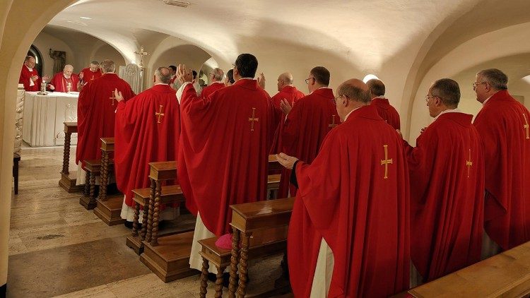La Messa dei vescovi del Triveneto nelle Grotte Vaticane, vicino alla Tomba di  san Pietro