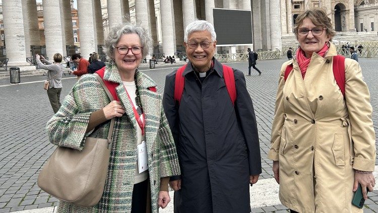 Regina Lynch (links) und Magdalena Kaczmarek (rechts, beide von der Hilfsorganisation Kirche in Not), mit dem Präfekten der Kleruskongregation, Kardinal Lazarus You Heung-sik