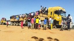 Sudan, una colonna di profughi stipata su camion e mezzi di trasporto