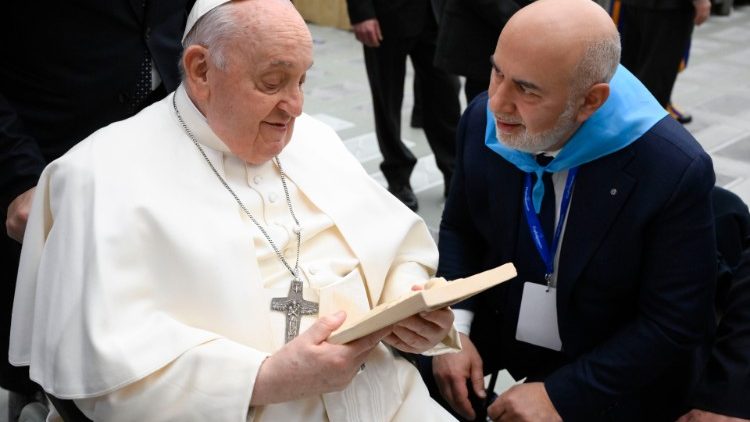 El Papa saluda a los integrantes de la delegación italiana "Confartigianato" el sábado 10 de febrero por la mañana tras la audiencia en el Aula Pablo VI. (VATICAN MEDIA Divisione Photo)